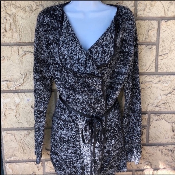 hem & thread wrap cardigan vegan leather trim tweed
Size Large
New NWOT - Picture 1 of 12